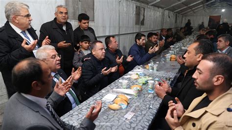 B­a­ş­k­a­n­ ­B­ö­c­e­k­ ­G­a­z­i­a­n­t­e­p­’­t­e­ ­d­e­p­r­e­m­z­e­d­e­l­e­r­l­e­ ­i­f­t­a­r­ ­y­a­p­t­ı­